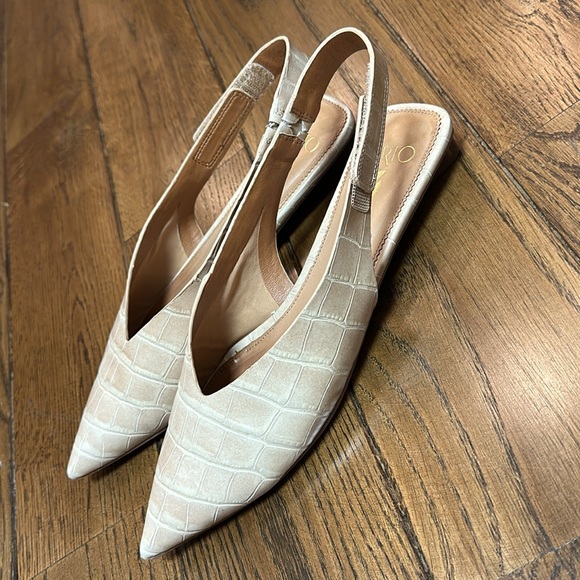 Sarto slingback flats in nude with a crocodile design. Size 9.5. Good condition - Picture 2 of 4